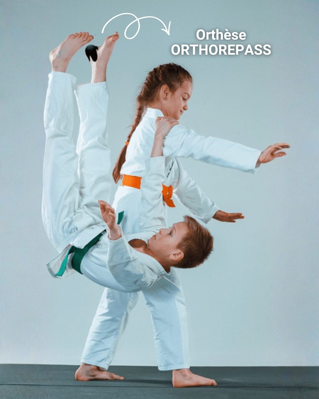 Enfants au judo portant l'orthèse Orthorepass au genou