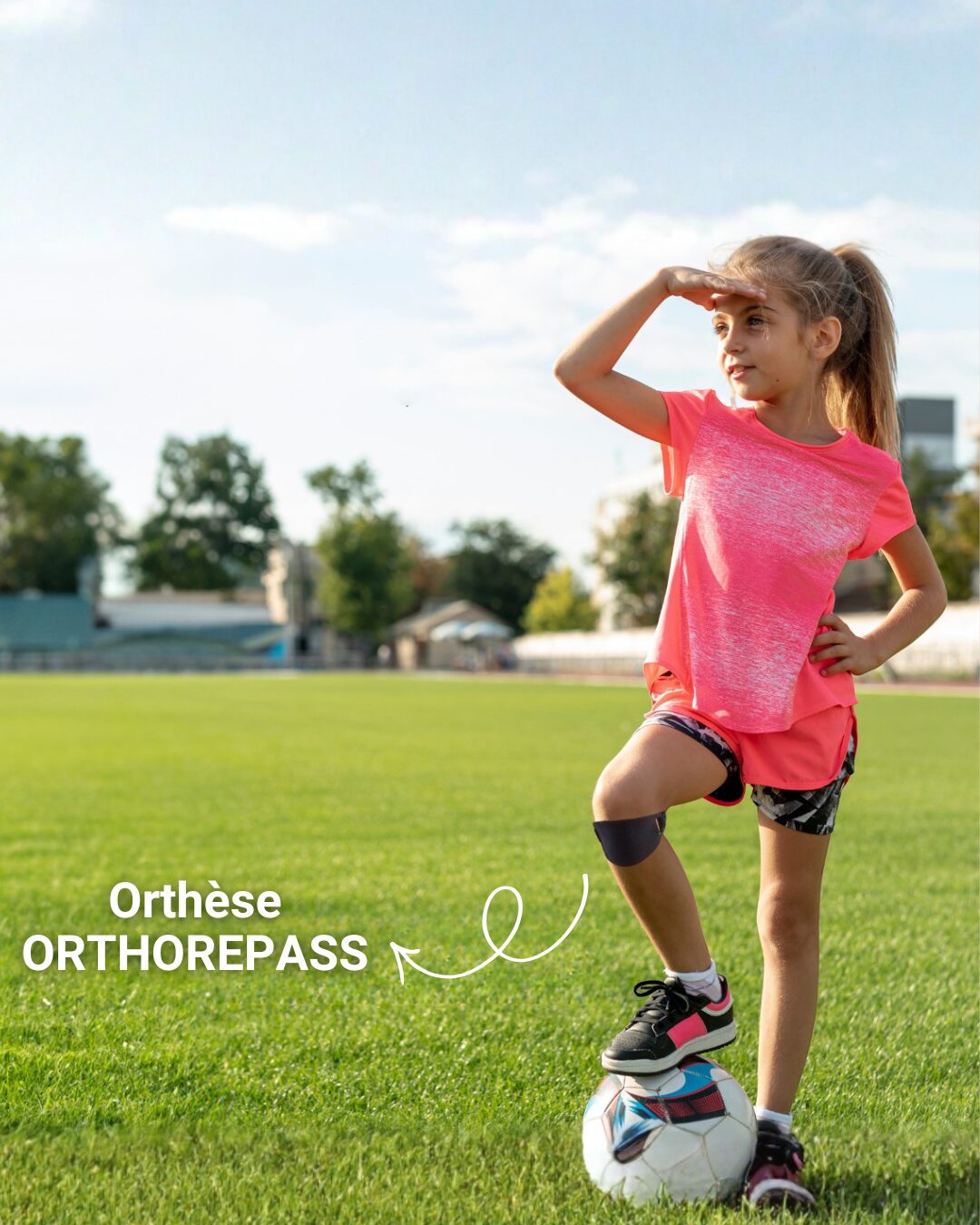 Jeune footballeuse portant l'orthèse Orthorepass au genou