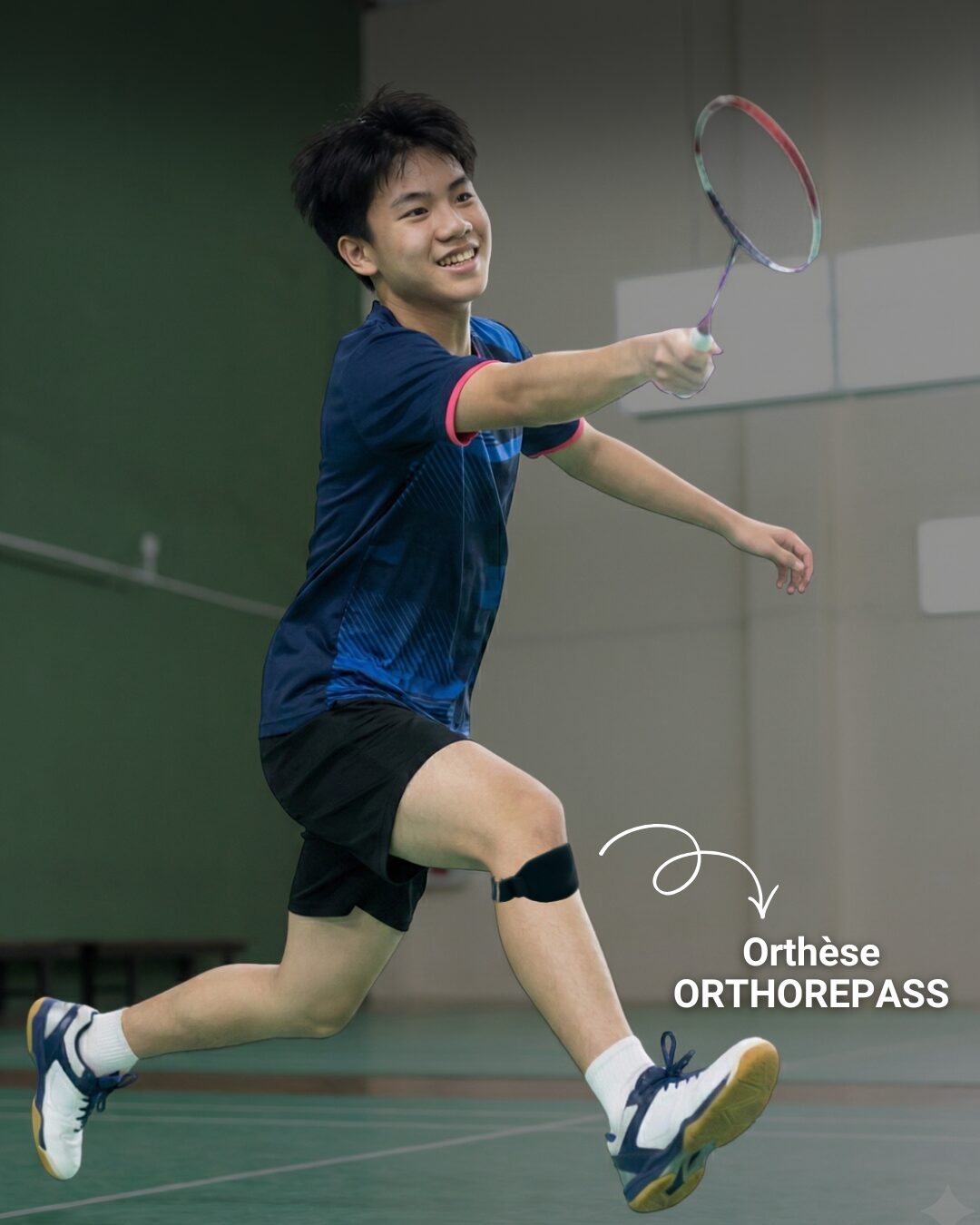 Adolescent au badminton portant l'orthèse Orthorepass au genou